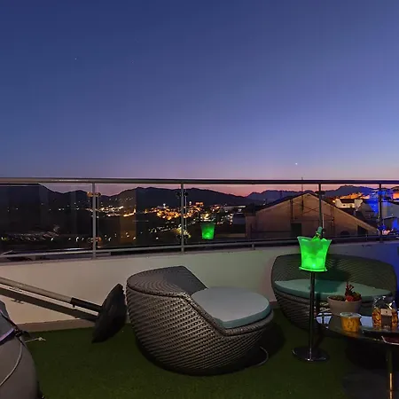 ático Rilque, Independientes Con Jacuzzi Privado Y Terraza En Apartamento *